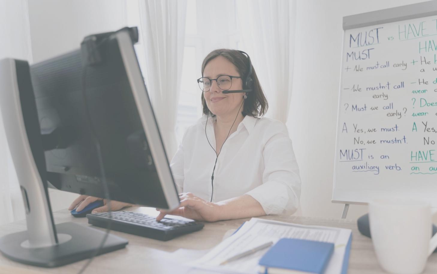 Workspace con calculadora, gráficos financieros y documentos de análisis